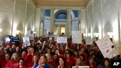 数以千计的教师在西维吉尼亚州查尔斯顿的州议会集会抗议低薪。（2018年2月22日）