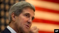 아프가니스탄 방문한 존 케리 미 국무장관. 카불 주재 미 대사관에서 연설하고 있다.
