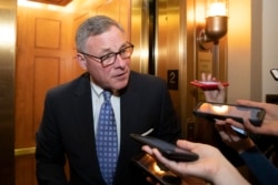 سینیٹر بر واشنگٹن میں صحافیوں کے سوالات کے جواب دے رہے ہیں۔ فائل فوٹو