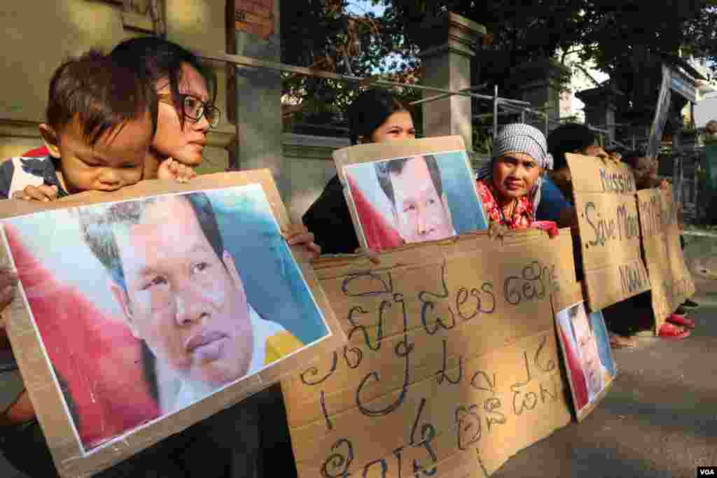 ក្រុម​គ្រួសារ​ និង​អ្នក​គាំទ្រ​លោក​ រ៉ាត់ រត្នមុនី​ ​អ្នក​បកប្រែ​ភាពយន្ត​ឯកសារ «ម្តាយ​ខ្ញុំ​លក់​ខ្ញុំ»​ កំពុង​អង្គុយ​ខាងមុខ​ស្ថានទូត​រុស្ស៊ី​ប្រចាំ​កម្ពុជា​​ដើម្បី​សុំ​អន្តរាគមន៍​​ពី​ស្ថានទូត ជា​លើកទី​៤ នៅ​ថ្ងៃទី៦ ខែកុម្ភៈ ឆ្នាំ២០១៩។