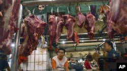 Para pedagang daging sapi menunggu pembeli mereka di sebuah pasar di Jakarta (26/4). Indonesia menjadi negara pertama yang menghentikan impor daging sapi dari AS menyusul isu penyakit sapi gila di California.