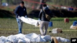 Para pakar forensik mengidentifikasi korban di lokasi ledakan pipa BBM di Tlahuelilpan, negara bagian Hidalgo, Meksiko, 19 Januari 2019. 