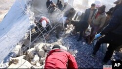 Un bâtiment endommagé par des raids que les partisans du groupe Etat islamique attribuent à la coalition internationale, à Raqqa, Syrie, 6 décembre 2015.