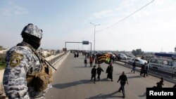 زائران شیعه در شهر مقدس کربلا و دیدبانی پلیس- عکس آرشیوی- ۲۰۱۴ 