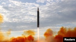 지난 2017년 북한이 실시한 화성-12형 미사일 발사 장면. 공개된 사진에는 화성-12형 미사일이 이동식 발사차량(TEL)에서 분리되지 않고, 장착된 그대로 세워져 발사되는 모습이 담겨 있다.