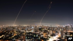 سامانه پدافندی «گنبد آهنین» اسرائیل در حال رهگیری یک فروند راکت پرتاب شده از نوار غزه (۱۴ مهر ۱۴۰۳) 