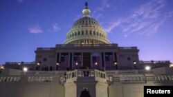 آماده سازی محل برگزاری مراسم ادای سوگند ریاست جمهوری دونالد ترامپ، در مقابل ساختمان کنگره - ۲۳ دی ۱۴۰۳