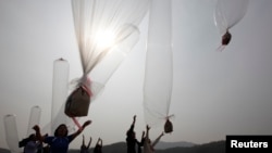 Mantan pembelot Korea Utara yang tinggal di Korea Selatan melepaskan balon berisi kudapan cokelat dan selebaran anti-Pyongyang pada 2013. (Foto: Dok)