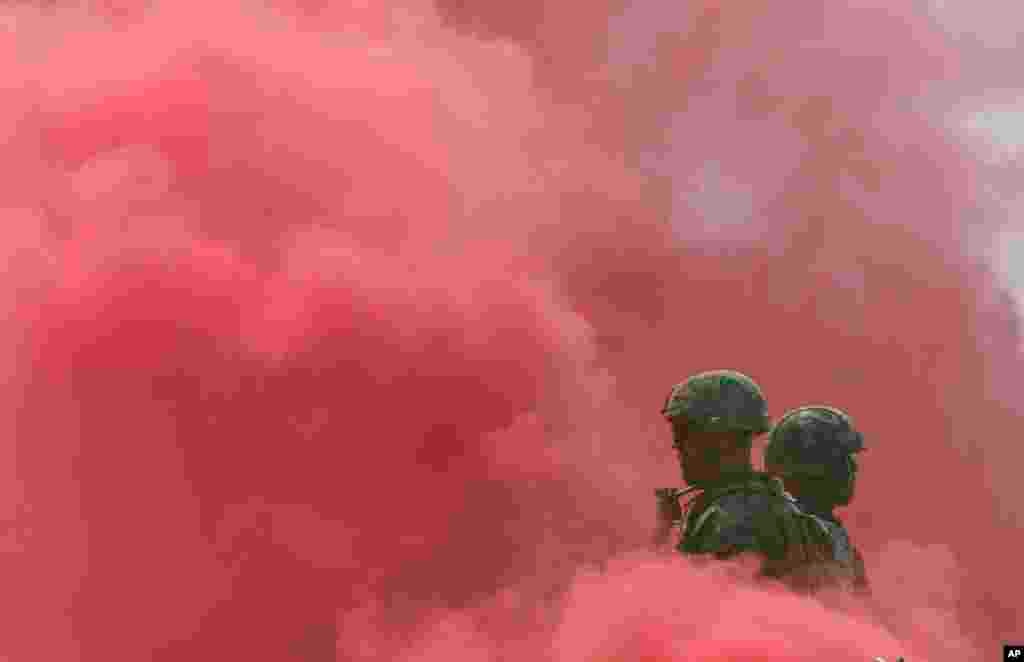 Marinir Korsel dan AS berdiri di tabir asap dalam upacara Peringatan Operasi Pendaratan di Incheon ke-66 di Incheon, Korsel.&nbsp; Incheon adalah kota pantai dimana pasukan PBB yang dipimpin oleh Jend. Doughlas MacArthur mendarat pada bulan September 1950 hanya beberapa bulan setelah Korut menginvasi Korsel.