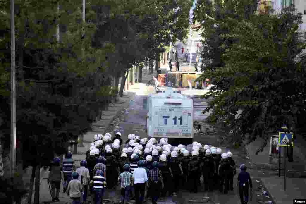 درگیری خشونت&zwnj;بار تظاهرکنندگان کرد با پلیس ضدشورش ترکیه. دستکم ۱۲ نفر در درگیری&zwnj;ها کشته شدند &ndash; دیاربکر، ۱۶ مهر ۱۳۹۳ 