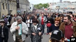 Polisi Rusia membubarkan demonstran anti Putin yang berkemah di taman di pusat kota Moskow (16/5).