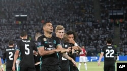 Casemiro de Real Madrid, devant, jubile avec ses coéquipiers après avoir marqué le deuxième de son équipe contre Manchester lors de la Supercoupe d’Europe au stade Philip II, à Skopje, 8 août 2017.