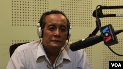 រូបឯកសារ៖ លោក បណ្ឌិត មាស នី អ្នកស្រាវជ្រាវ​ខាង​ការអភិវឌ្ឍ​សង្គម នៅក្នុង​បន្ទប់​ផ្សាយ​របស់ VOA នៅ​រាជធានី​ភ្នំពេញ ក្នុង​ពេល​លោក​ចូលរួម​ជា​វាគ្មិន​ក្នុង​កម្មវិធី Hello VOA នៅ​ថ្ងៃច័ន្ទ ទី២៩ ខែសីហា ឆ្នាំ២០១៦។ (លីម សុធី/VOA)