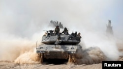 Israel menggempur jalur Gaza dengan serangan udara Senin pagi (7/7) sebagai balasan atas serangan 25 roket Hamas ke Israel.