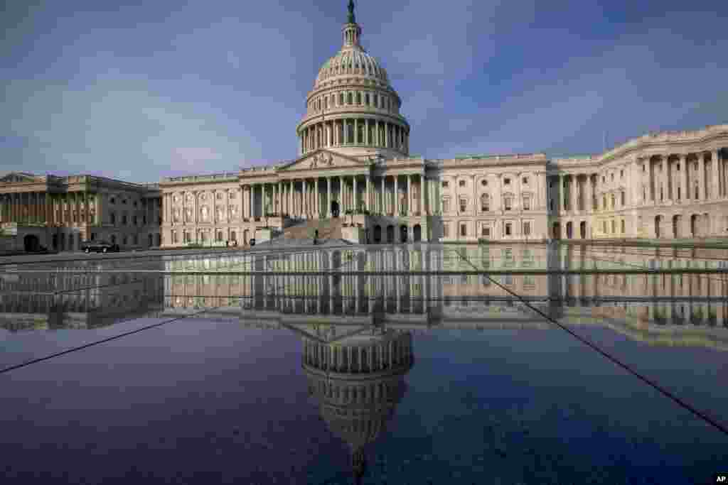 សេតវិមាន​សហរដ្ឋអាមេរិក​នៅ​ក្នុង​រដ្ឋធានី​វ៉ាស៊ីនតោន​ខណ​ដែល​ក្រុម​មន្ត្រី​គ្រោង​ជួប​ជាមួយ​មេដឹកនាំខាងសាធារណរដ្ឋ​និង​មេដឹកនាំ​ខាង​ប្រជាធិបតេយ្យនៃ​សភាទាំងពីរដើម្បី​ពិភាក្សា​ពី​កញ្ចប់​ថវិកា។