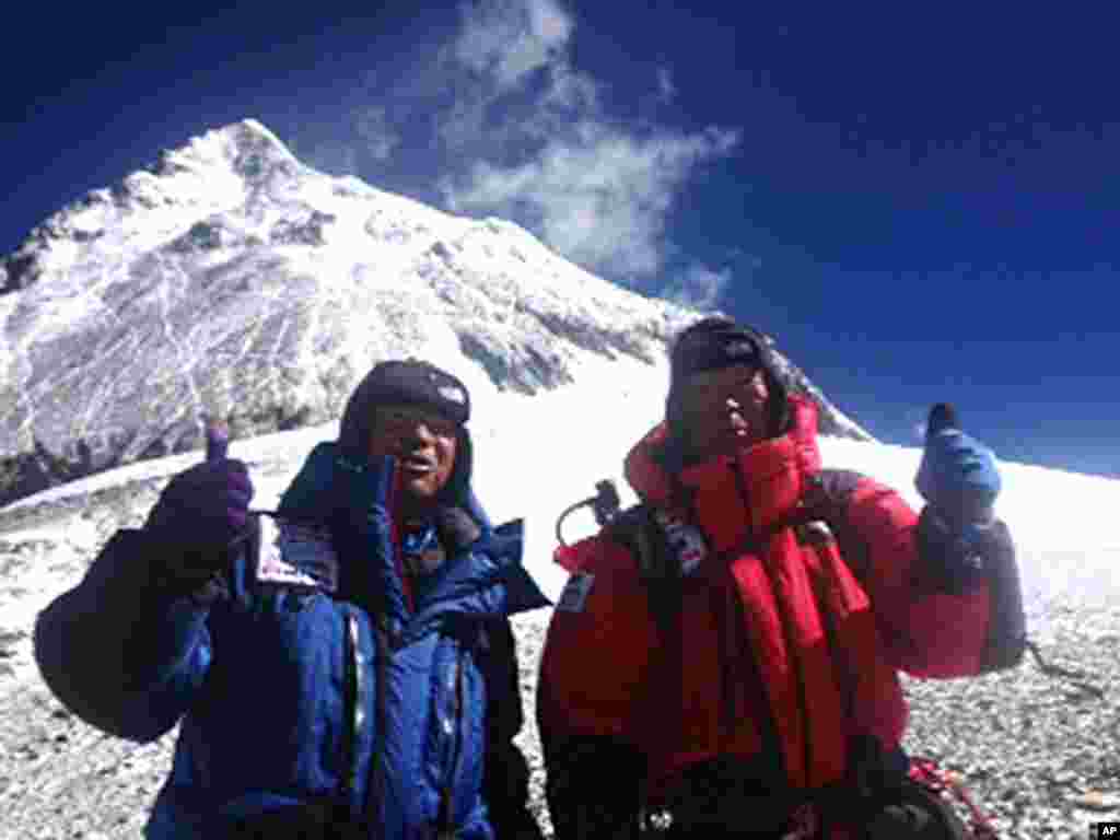 Yuichiro Miura (kanan) dan putranya Gota berpose pada ketinggian 8.000 meter sebelum melanjutkan pendakian ke puncak Gunung Everest (22/5). (AP/Miura Dolphins Co. Ltd)
