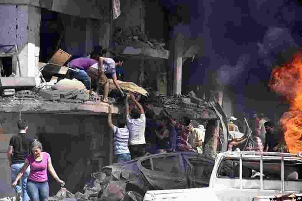 Warga Suriah mengevakuasi korban dari reruntuhan gedung akibat pemboman di kota Kurdi, Qamishli, yang menewaskan sedikitnya 44 orang.