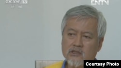 中国官媒将穿号衣的薛蛮子直面在电视上露脸示众(电视截屏)