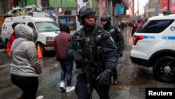 纽约时报广场的警车。（2016年12月29日）