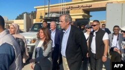 美国参议员杰夫·默克利（中）和美国代表团视察埃及通往加沙的拉法口岸。（2023年1月5日）