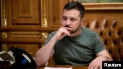 乌克兰总统泽连斯基10月4日与美国总统拜登通话的情景。（乌克兰总统新闻处提供）