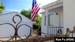 张新生前租住之处，星条旗为其所悬。（美国之音国符拍摄）