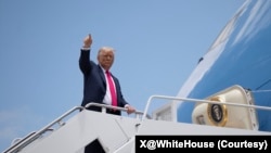 2025年7月15日，特朗普总统在安德鲁斯联合基地登上空军一号专机，前往宾西法尼亚州。（白宫照片）