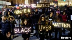4일 뉴욕 맨하튼의 시위대가 흑인 용의자를 목 졸라 숨지게 한 백인 경찰 불기소 결정에 항의하고 있다.