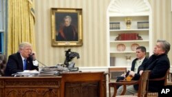 2017年1月28日，美国总统川普、白宫首席战略师班农（右）和国家安全顾问弗林在总统办公室