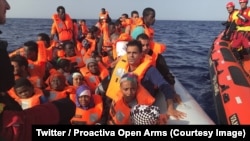 Des migrants, en provenance de Libye, secourus en Méditerranée par une ONG espagnole, le 30 juin 2018. (Twitter/ Proactiva Open Arms)