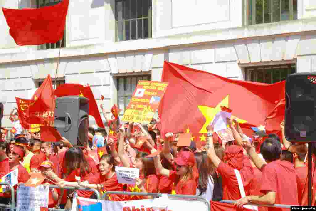 Protesters in front of the Chinese embassy in London, May 18, 2014.