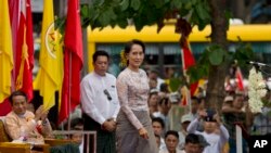 Pemimpin oposisi Myanmar Aung San Suu Kyi bersiap untuk memberikan sambutan dalam rapat terbuka di Ranggon, Sabtu (17/5). 