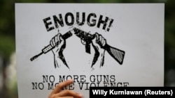 Seorang mahasiswa saat melakukan aksi unjuk rasa pelanggaran HAM, korupsi dan tindakan sosial dan lingkungan, Jakarta, 28 Oktober 2019. (Foto: REUTERS/Willy Kurniawan)