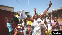 Un groupe de jeunes femmes célèbrant la victoire de leur candidat, Adama Barrow, Banjul, Gambie, le 2 décembre 2016. (REUTERS/Thierry Gouegnon) 
