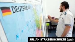 یک سوری که درخواست پناهندگی او در آلمان پذیرفته شده است، در یک کلاس زبان در هانوفر شرکت می کند.