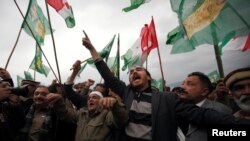 巴基斯坦各反对党派的支持者在集会上呼喊口号要求给予选举委员会更大权力