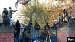 عکس آرشیوی از حمله به سفارت بریتانیا در تهران در ۸ آذر ۱۳۹۰ 