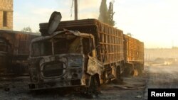 시리아 알레포 서부에서 공습을 당한 국제기구 구호차량이 20일 반군장악 지역 거리에 방치돼있다.