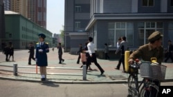 지난 25일 북한 평양 시 주택가에서 주민들이 오가고 있다.