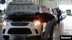 지난 1월 중국 '베이징 전기자동차' 공장에서 자동차를 조립하고 있다. 미국 정부는 7일 중국산 반도체와, 전지(배터리), 전기자동차, 고속철도, 화학제품 등에 대해 추가 관세를 부과했다.