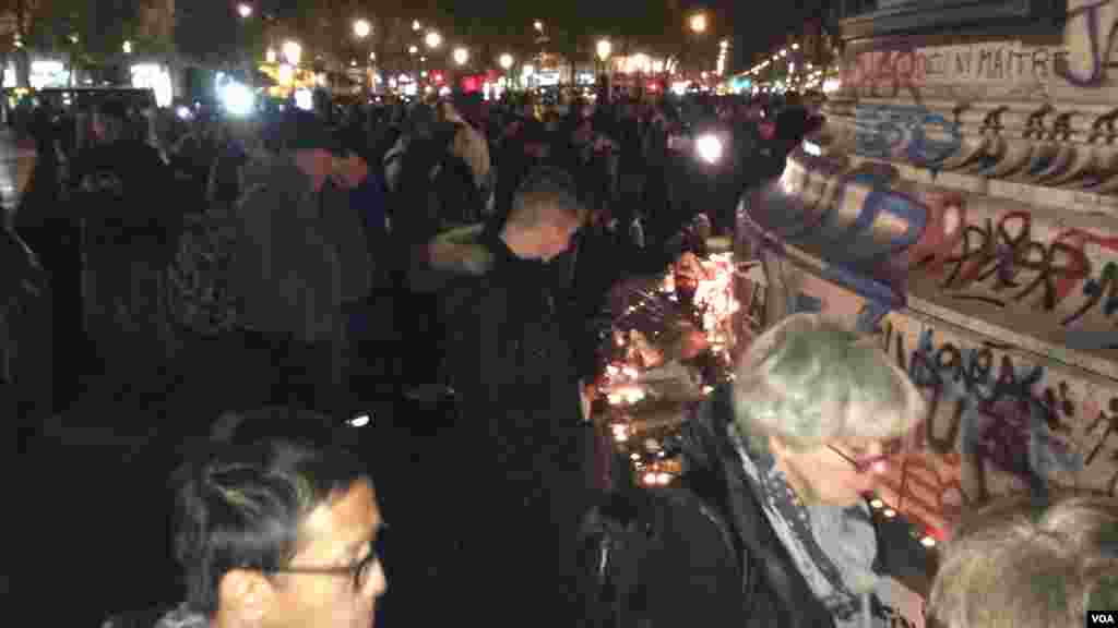 میدان رپوبلیک پاریس به محل روشن کردن شمع تبدیل شده