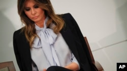 资料图片- 美国第一夫人梅拉尼娅·特朗普出席于2018年8月20日在马里兰州罗克维尔市卫生与公众服务部举行的第六届联邦防欺凌合作伙伴峰会（FPBP）。