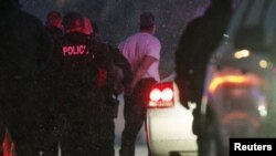 警方11月27日（星期五）拘押了57岁枪手罗伯特·迪尔，他在一个负责做人流的公共医疗设施外，涉嫌打死了一名警察和两名平民。