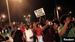 Des protestants marchent après qu'un homme noir s'est fait tuer par un policier, à Milwaukee, Wisconsin, le 14 août 2016.