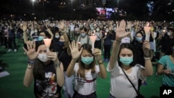 为纪念六四事件31周年香港民众在维多利亚公园参加烛光纪念活动。（2020年6月4日）