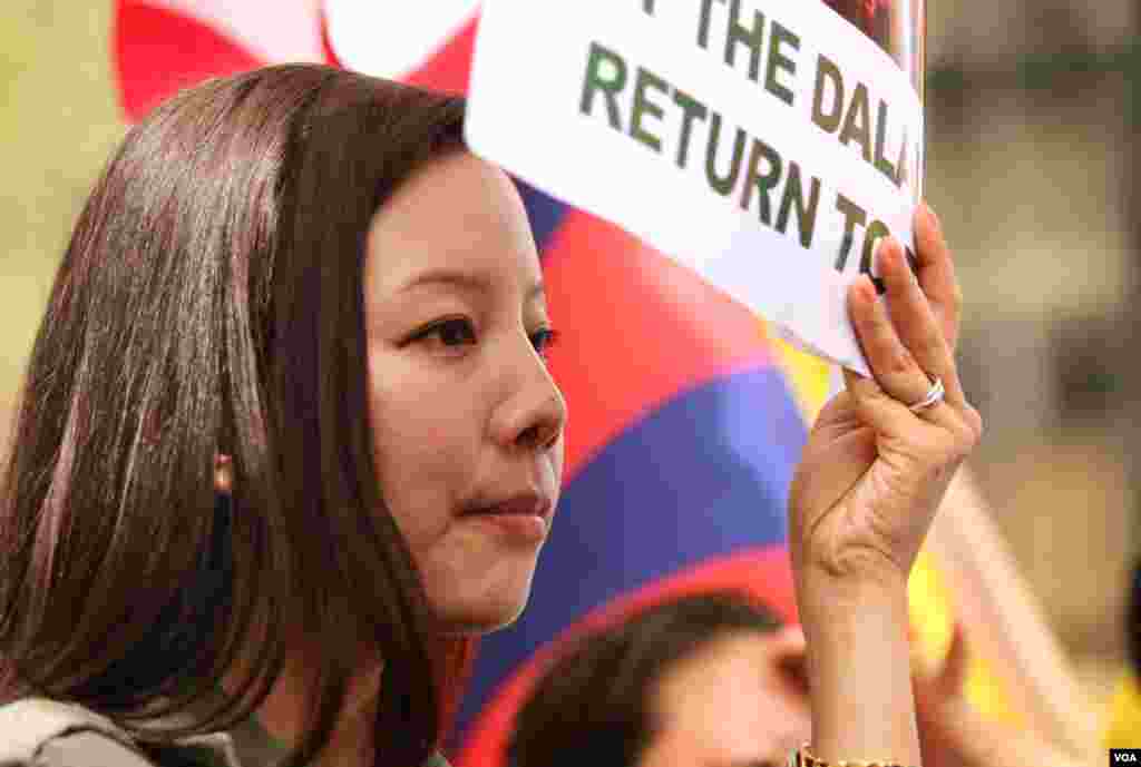 藏人示威者呼吁中国政府允许达赖喇嘛返回西藏。（美国之音章真拍摄）