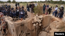 Les opérations de secours doivent se poursuivre jusqu'à 22h00 locales mardi avant de reprendre à 6h00 mercredi.