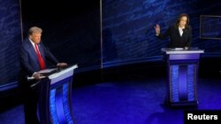 资料图片：民主党总统提名人、美国副总统卡玛拉·哈里斯与共和党总统提名人、美国前总统唐纳德·特朗普在宾西法尼亚州费城举行的总统辩论会上。(2024年9月10日)