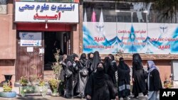 تجمع دانشجویان دختر افغان که در رشته‌های علوم بهداشتی تحصیل می‌کنند، مقابل مؤسسه علوم بهداشت امید در کابل - ۱۳ آذر ۱۴۰۳