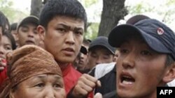 Müşahidəçinin fikrincə, Qırğızıstanda demokratiyadan danışmaq hələ tezdir